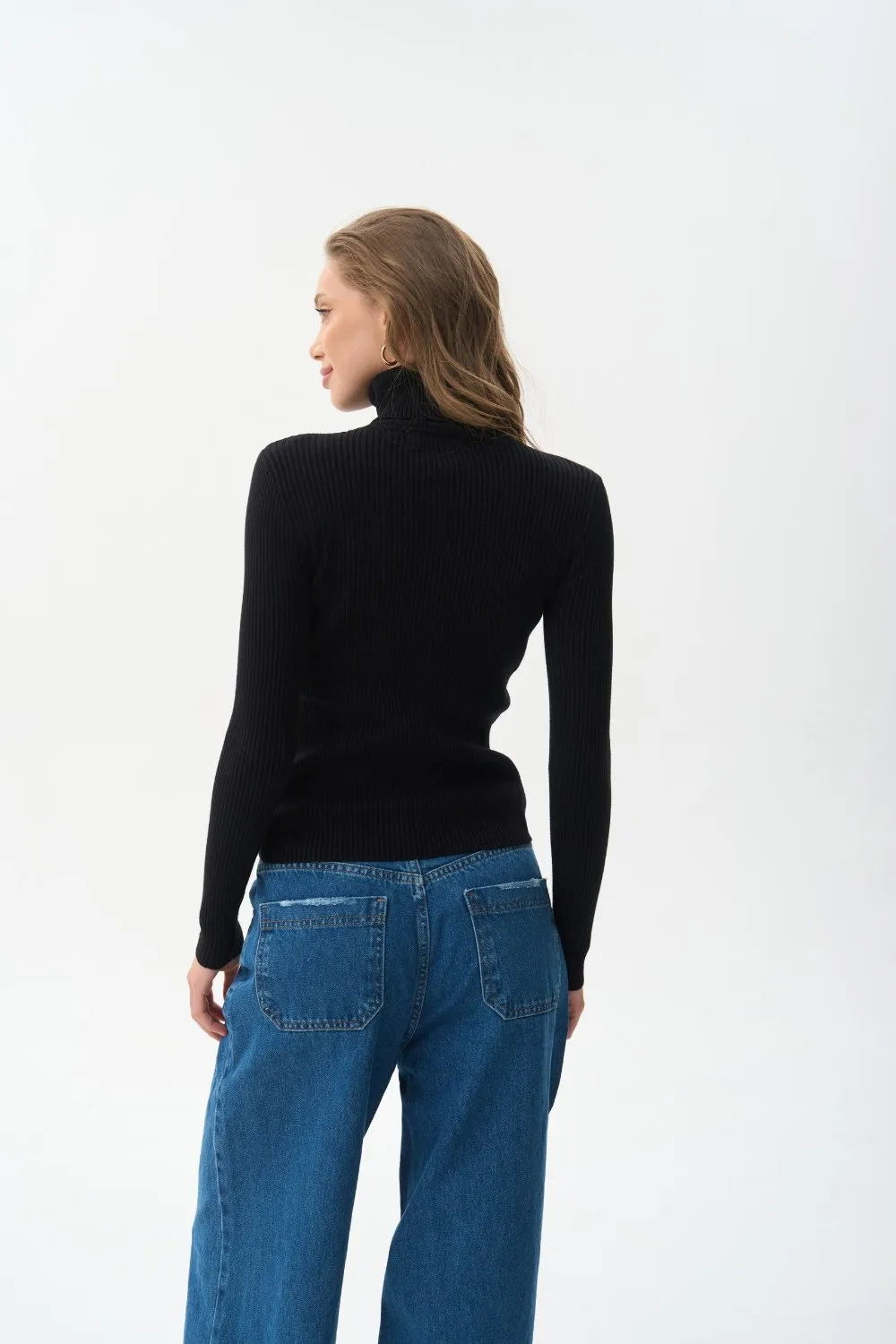 Ribbed turtleneck sweater in color black