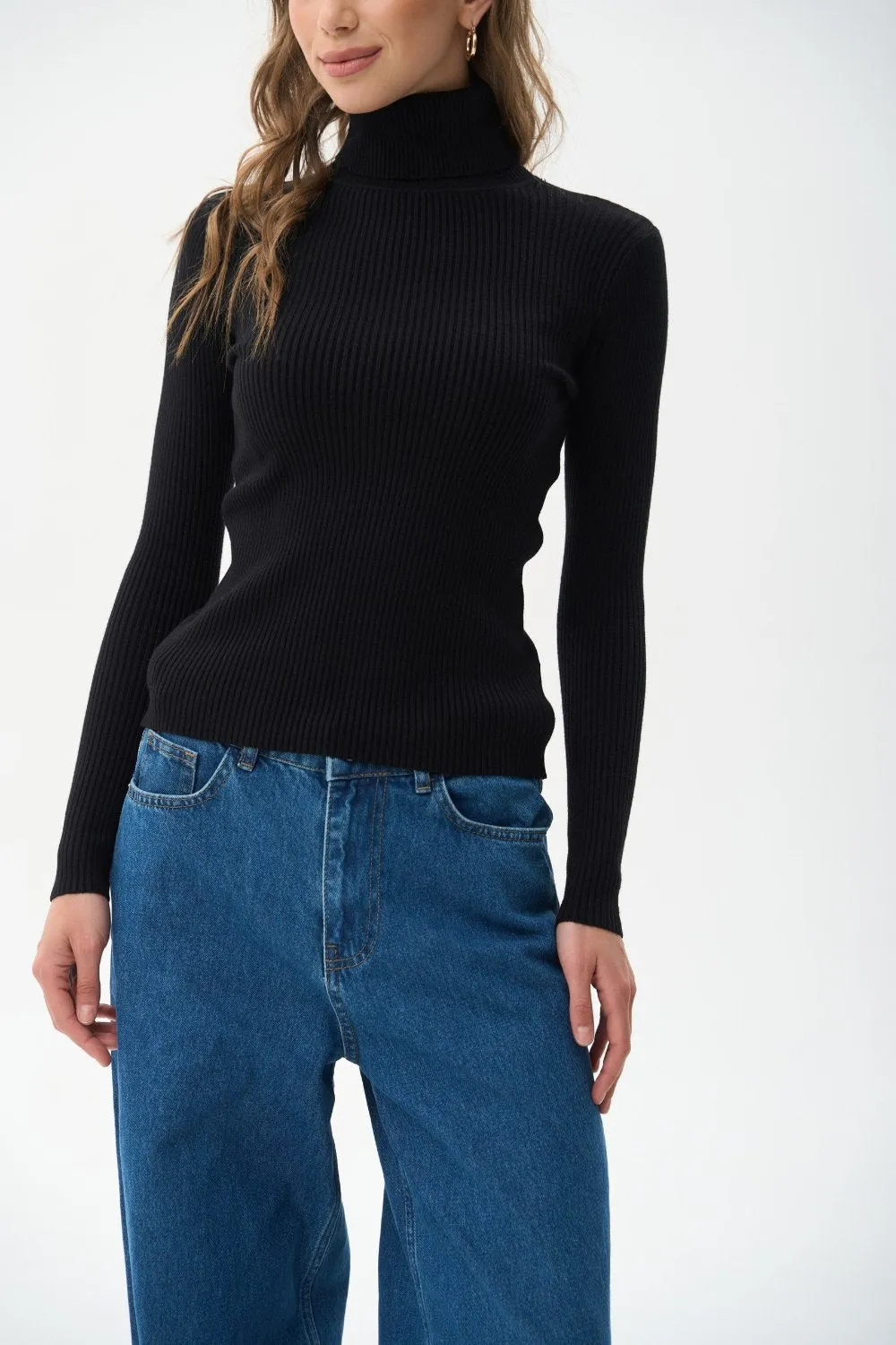 Ribbed turtleneck sweater in color black