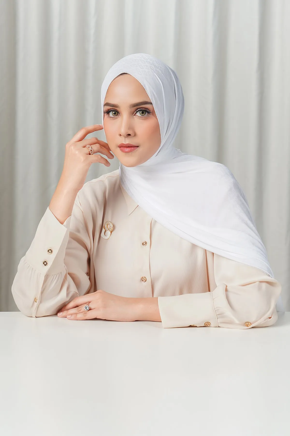 Tapis Satin Jacquard Shawl - Brilliant White