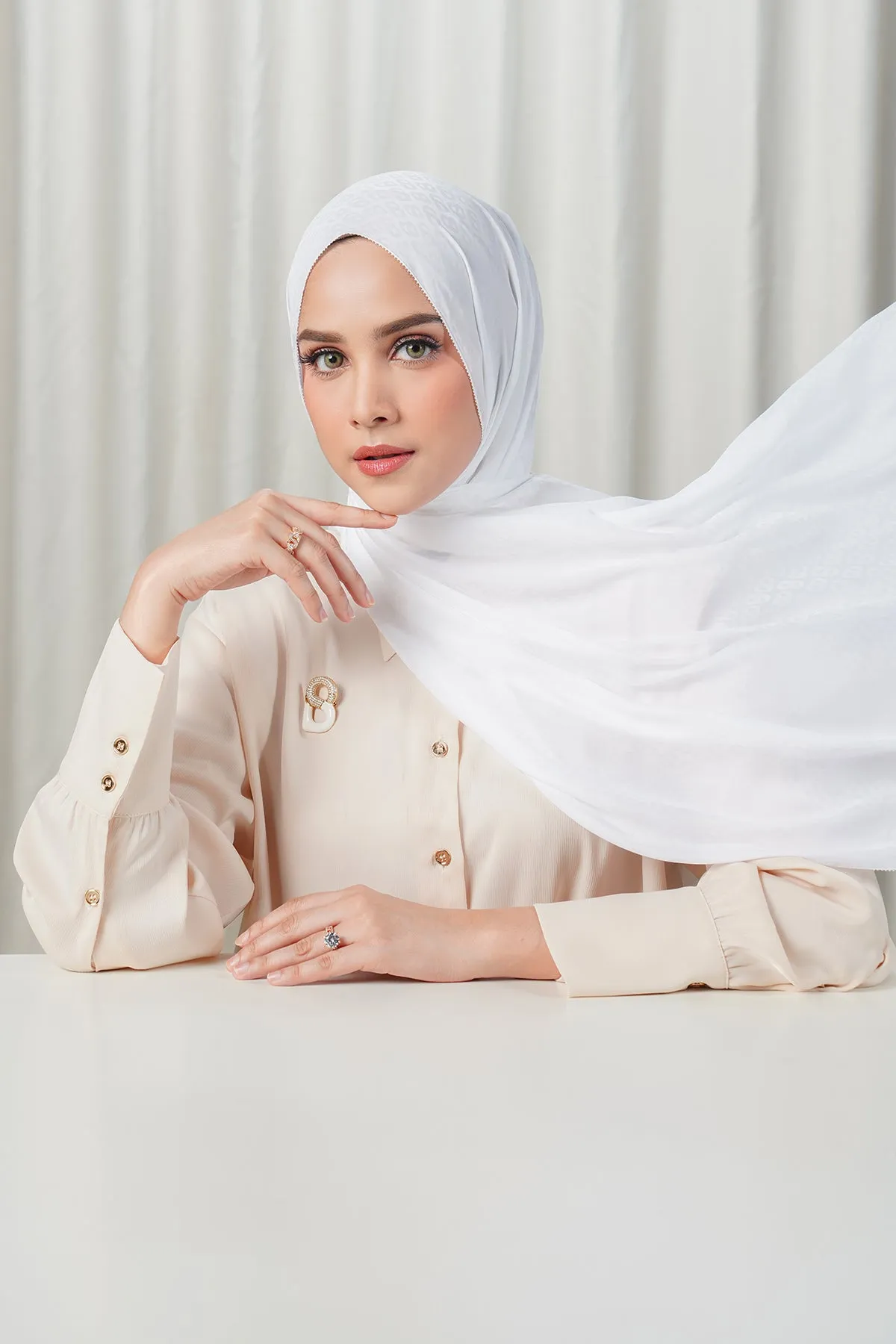 Tapis Satin Jacquard Shawl - Brilliant White